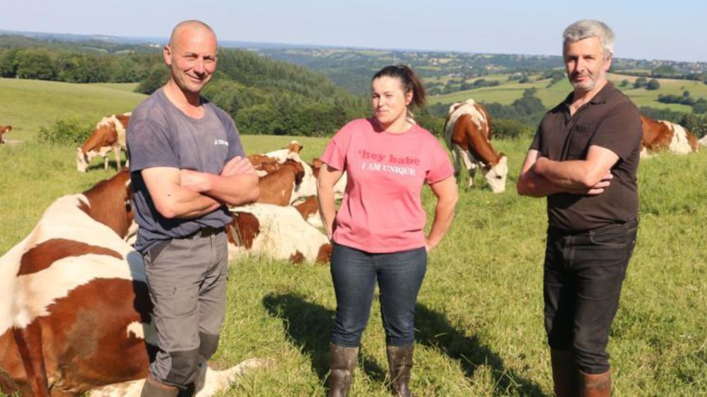 « Un bon fromage commence par de belles vaches produisant un lait de qualité », affirment Olivier Metais, Sandrine Mialet et leur salarié, Patrick Lintilhac (de gauche à droite), à la ferme d’Anglards-le-Pommier. © Monique Roque-Marmeys